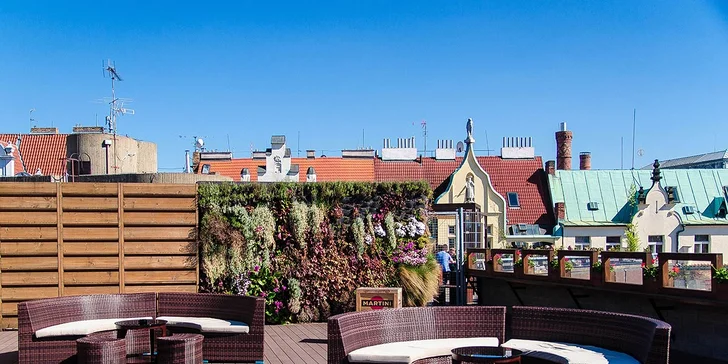 Posezení s delikatesami a výhledem na Prahu: Tapas menu a 2 drinky