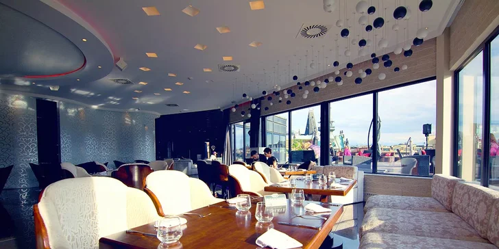 Špičkové degustační menu pro dva podávané v luxusní střešní restauraci