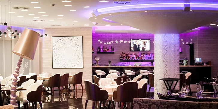 Posezení s delikatesami a výhledem na Prahu: Tapas menu a 2 drinky