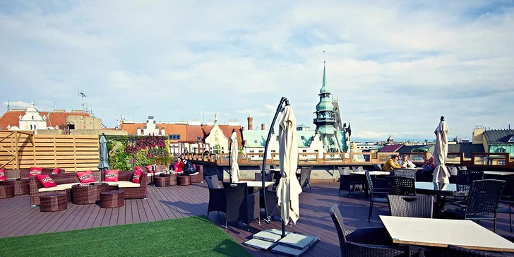 Posezení s delikatesami a výhledem na Prahu: Tapas menu a 2 drinky