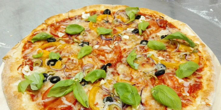 Sestavte si svoji pizzu: jakýkoli základ, okraje i ingredience + rozvoz