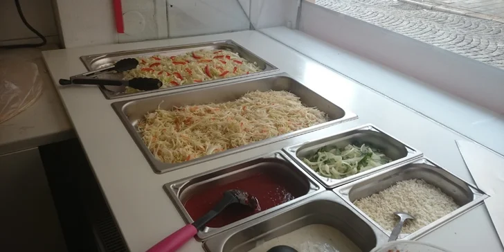 Skočte si pro kebab: vepřové maso, salát a omáčka zamotané v tortille