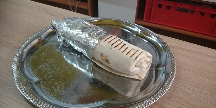 Skočte si pro kebab: vepřové maso, salát a omáčka zamotané v tortille
