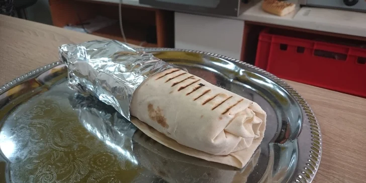 Skočte si pro kebab: vepřové maso, salát a omáčka zamotané v tortille
