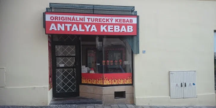 Skočte si pro kebab: vepřové maso, salát a omáčka zamotané v tortille