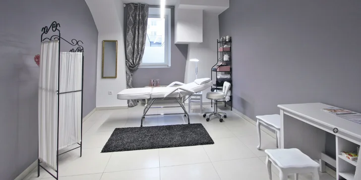Krásná i bez líčidel: Konzultace a permanentní make-up obočí v luxusním salonu