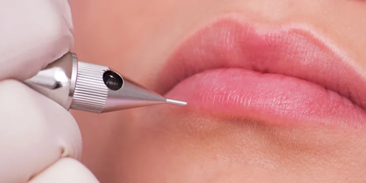 Neslíbatelná krása: permanentní make-up kontury a případně i výplně rtů