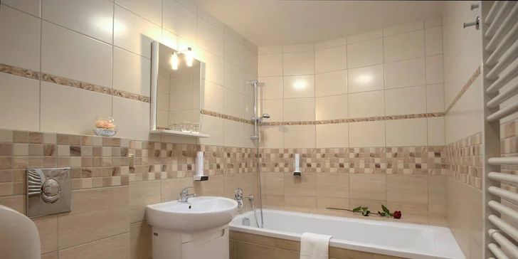 V koupelně jsou k dispozici ručníky, osušky i fén na vlasy.