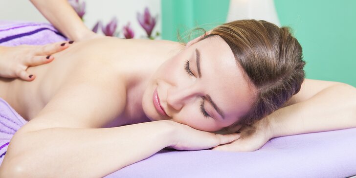 Jarní fialková masáž: relaxační masáž zad a šíje