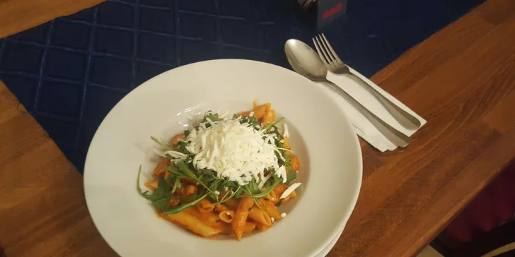 Tradiční italské speciality: pizza, pasta, salát nebo rizoto dle výběru