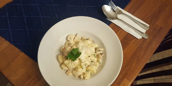 Tradiční italské speciality: pizza, pasta, salát nebo rizoto dle výběru