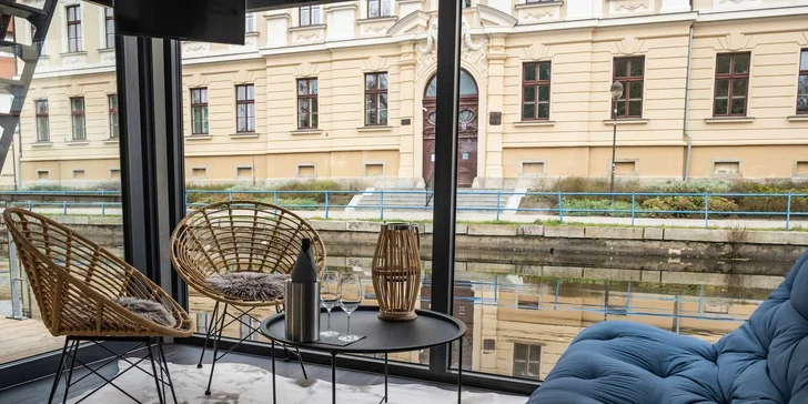 Dejte si ke krásnému výhledu třeba sklenku vína.