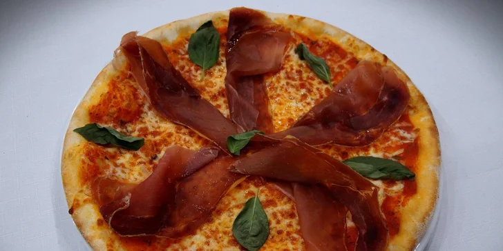 Dvě znamenitě zdobené pizzy ve vyhlášené restauraci Savoy