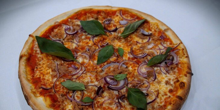 Dvě znamenitě zdobené pizzy ve vyhlášené restauraci Savoy