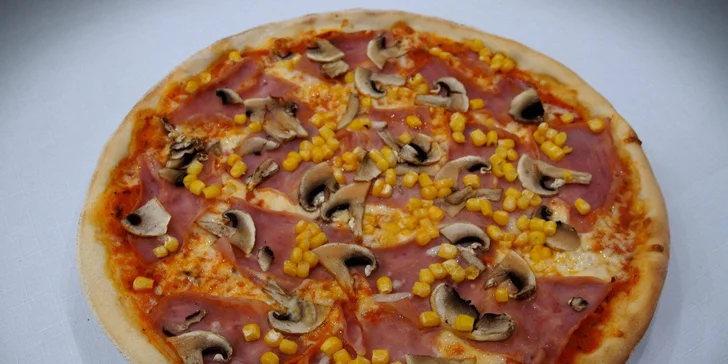 Dvě znamenitě zdobené pizzy ve vyhlášené restauraci Savoy