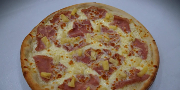 Dvě znamenitě zdobené pizzy ve vyhlášené restauraci Savoy