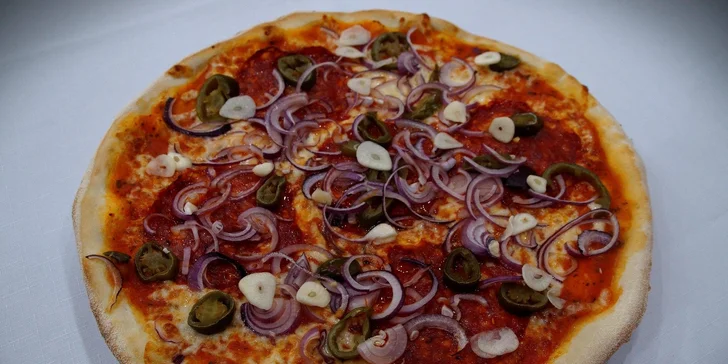 Dvě znamenitě zdobené pizzy ve vyhlášené restauraci Savoy
