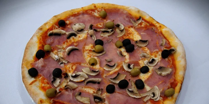 Dvě znamenitě zdobené pizzy ve vyhlášené restauraci Savoy
