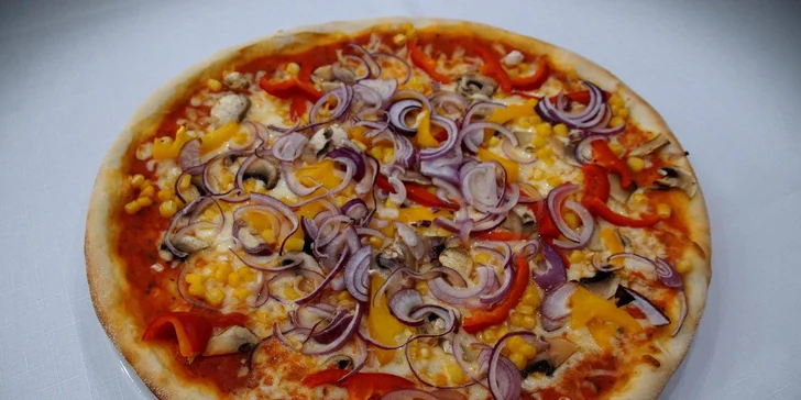 Dvě znamenitě zdobené pizzy ve vyhlášené restauraci Savoy