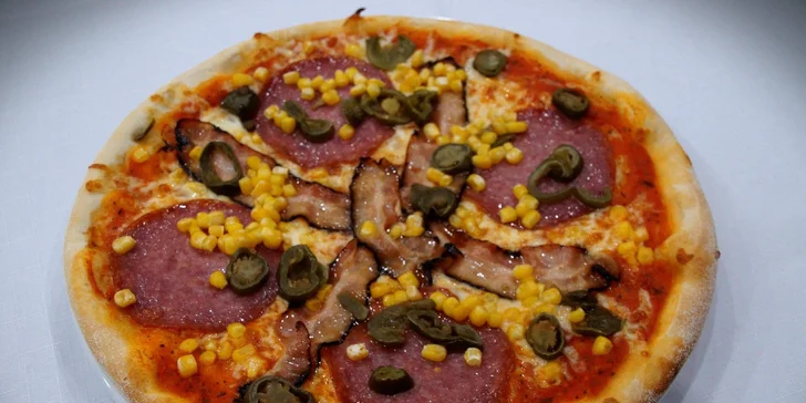 Dvě znamenitě zdobené pizzy ve vyhlášené restauraci Savoy