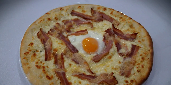 Dvě znamenitě zdobené pizzy ve vyhlášené restauraci Savoy