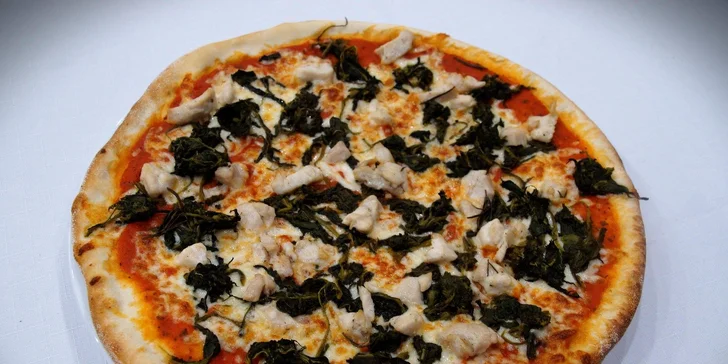 Dvě znamenitě zdobené pizzy ve vyhlášené restauraci Savoy