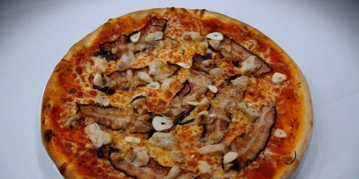 Dvě znamenitě zdobené pizzy ve vyhlášené restauraci Savoy