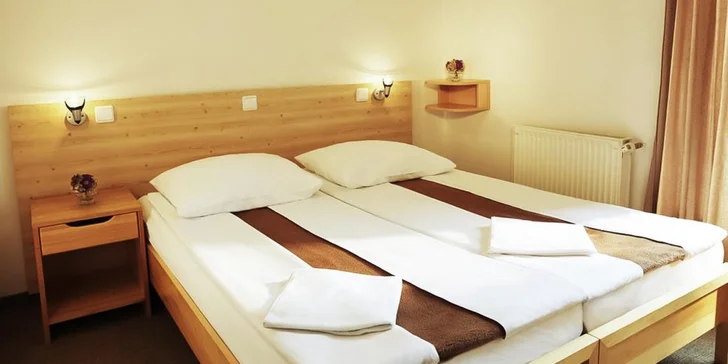 Bydlet budete v apartmánu s ložnicí a obývacím pokojem, kde je rozkládací pohovka. 