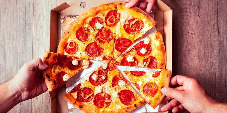 Do 90 minut hodujete: 2 křupavé pizzy dle výběru, které vám doručí až domů