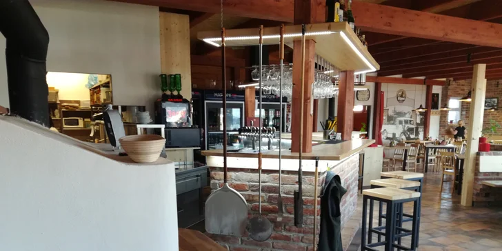 Dvě pizzy čerstvě vytažené z pece na dřevo: 12 druhů s průměrem 35 cm