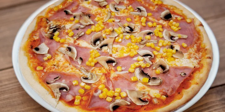 Dvě znamenitě zdobené pizzy ve vyhlášené restauraci Savoy