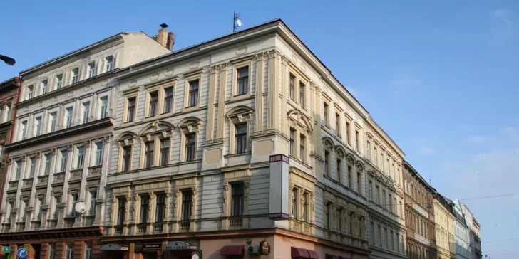 Letní nebo podzimní pobyt v centru Prahy se zmrzlinovým pohárem i saunou