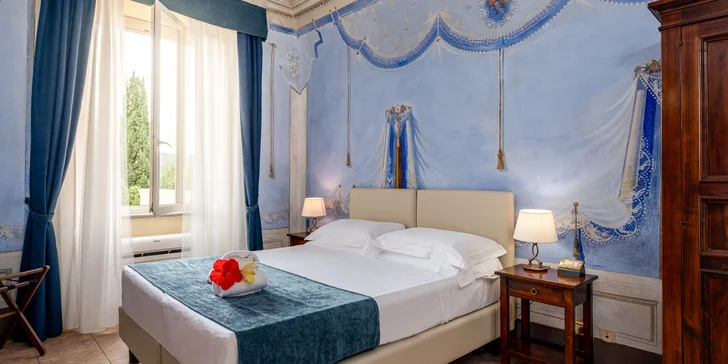 Na výběr budete mít pokoje ve Ville Manor (pokoj Comfort) nebo pak v budově Il Cigliere (pokoj Deluxe), která má přístup do spa. 