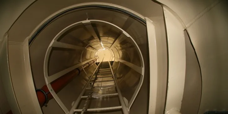 V kabině se dostanete do hloubky 9 metrů.