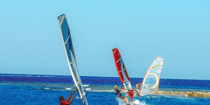 Za poplatek se můžete vyřádit při vodních sportech, jako je surfování, potápění, šnorchlování či parasailing.