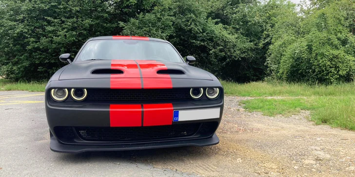 Díky Mustang Drive si na 6 hod. nebo třeba až na celý týden užijete Dodge Challenger V8 6.4 Scatpack.