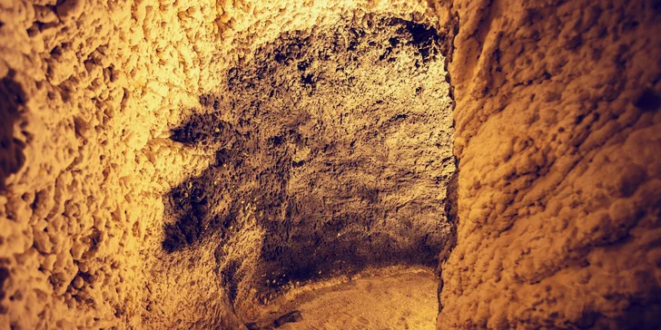 Jeskyně je vystavěna ze soli z Mrtvého moře a ukrajinských solných dolů.