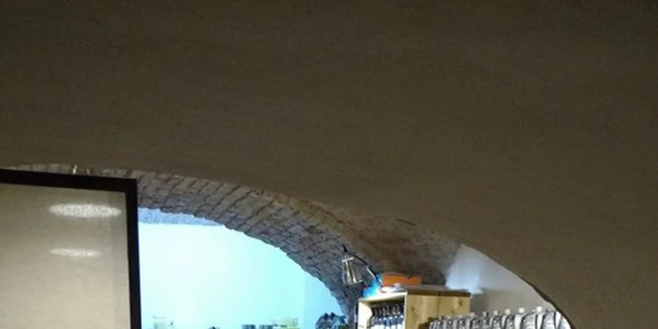Pokuřování, popíjení a povídání můžete proložit čtením knih z místní knihovničky.