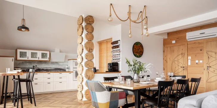 Vybrať si môžete niektorý zo štýlových apartmánov, zariadených buď v ľudovom alebo modernom štýle.

