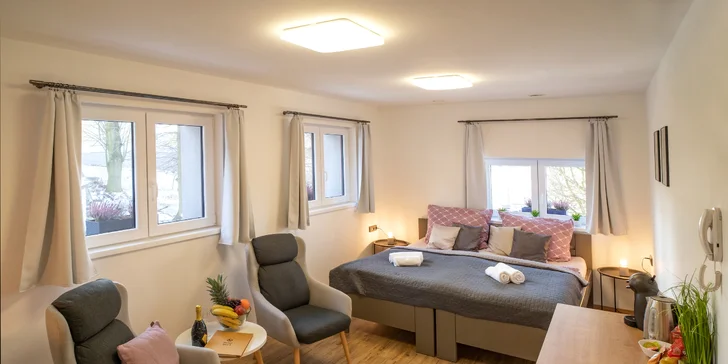 Ve všech pokojích je klimatizace a Wi‑Fi signál, k vybavení patří lednice, minibar, rychlovarná konvice i kávovar.