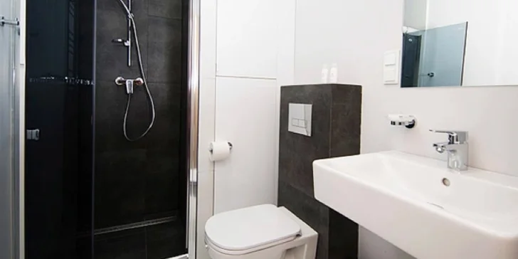 Samozrejmosťou je kúpeľňa so sprchovacím kútom, WC a fénom.