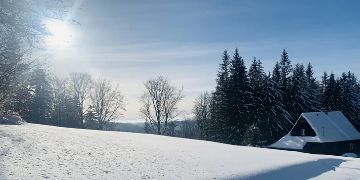 Okolo budovy Stodola na Bílej vedie upravovaná bežecká stopa na beh na lyžiach.