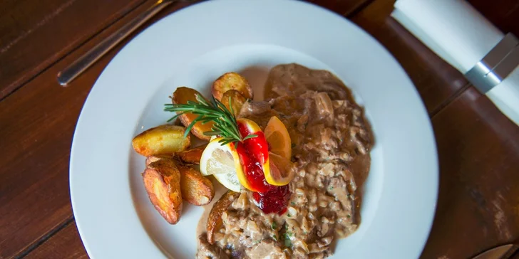 150 g Tatranská sviečkovica s brusnicami, opekané zemiaky.