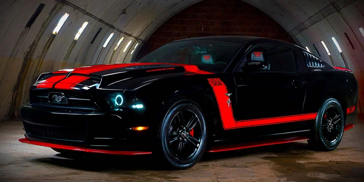 Celodenní zapůjčení upravené legendy Ford Mustang v červenočerné barvě