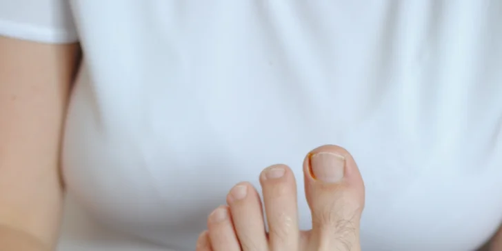 Půlhodinová masáž chodidel s arnikou vč. koupele a peelingu