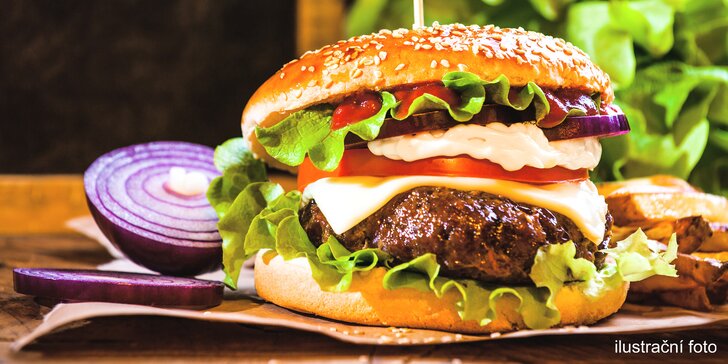Jelení nebo hovězí burger a k němu slušná porce hranolků