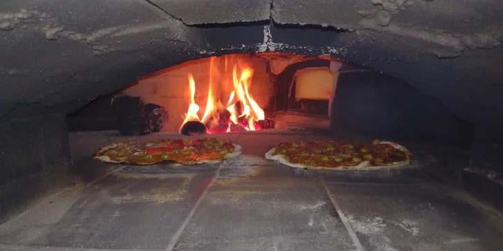 Dvě pizzy čerstvě vytažené z pece na dřevo: 12 druhů s průměrem 35 cm