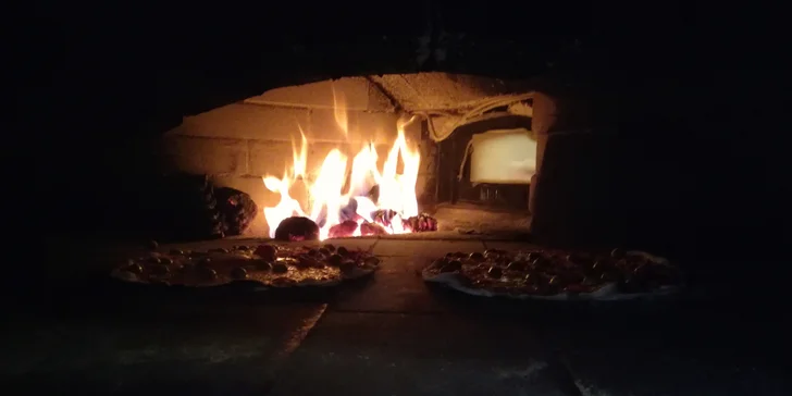 Dvě pizzy čerstvě vytažené z pece na dřevo: 12 druhů s průměrem 35 cm