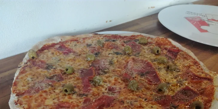 Dvě pizzy čerstvě vytažené z pece na dřevo: 12 druhů s průměrem 35 cm