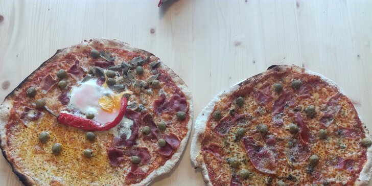 Dvě pizzy čerstvě vytažené z pece na dřevo: 12 druhů s průměrem 35 cm